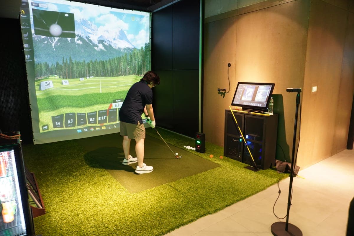 LENGOLF AI Lab — Uneekor EYE Mini Lite launch monitor with AI swing analysis and 4K BenQ projector